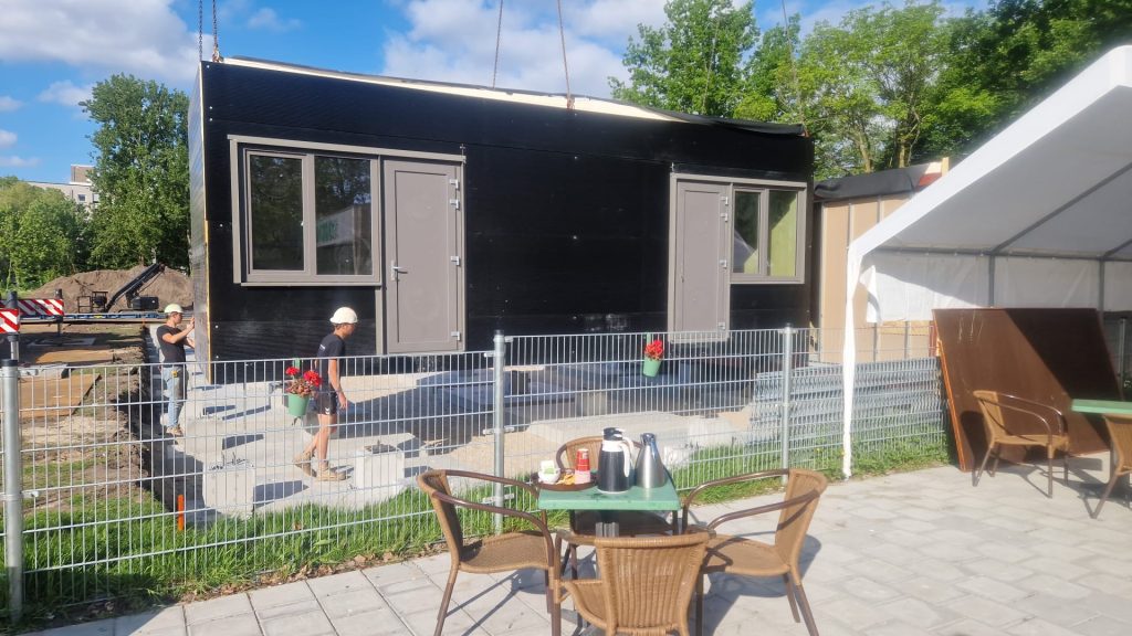 Nieuwe kleedkamers worden geplaatst bij voetbalvereniging HDV uit Den Haag op het nieuwe sportcomplex Sportpark HDV aan de Steenwijklaan 500.